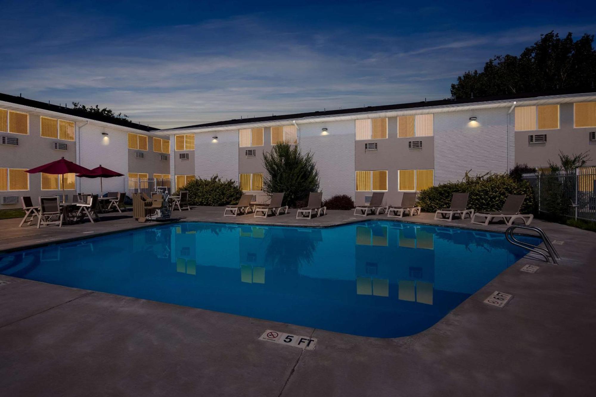 Econo Lodge Idaho Falls Bagian luar foto